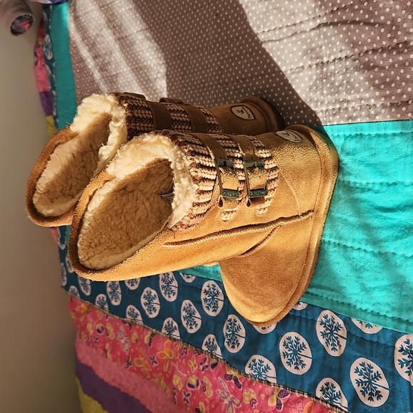 Beautiful Bearpaw boots - Picture 16 of 16